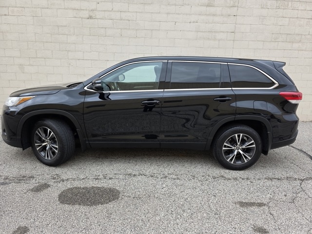 2019 Toyota Highlander LE photo 2