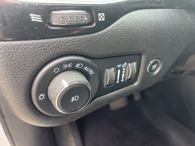 2023 Jeep Cherokee Altitude photo 13
