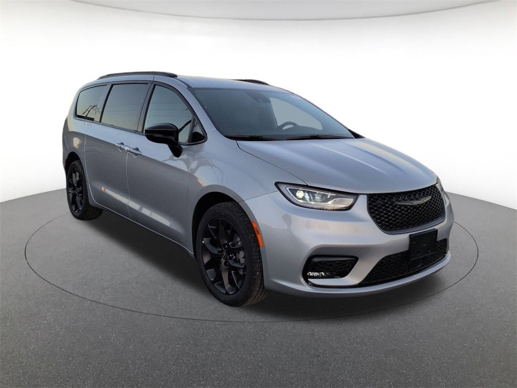 2026 Chrysler Pacifica Select's photo