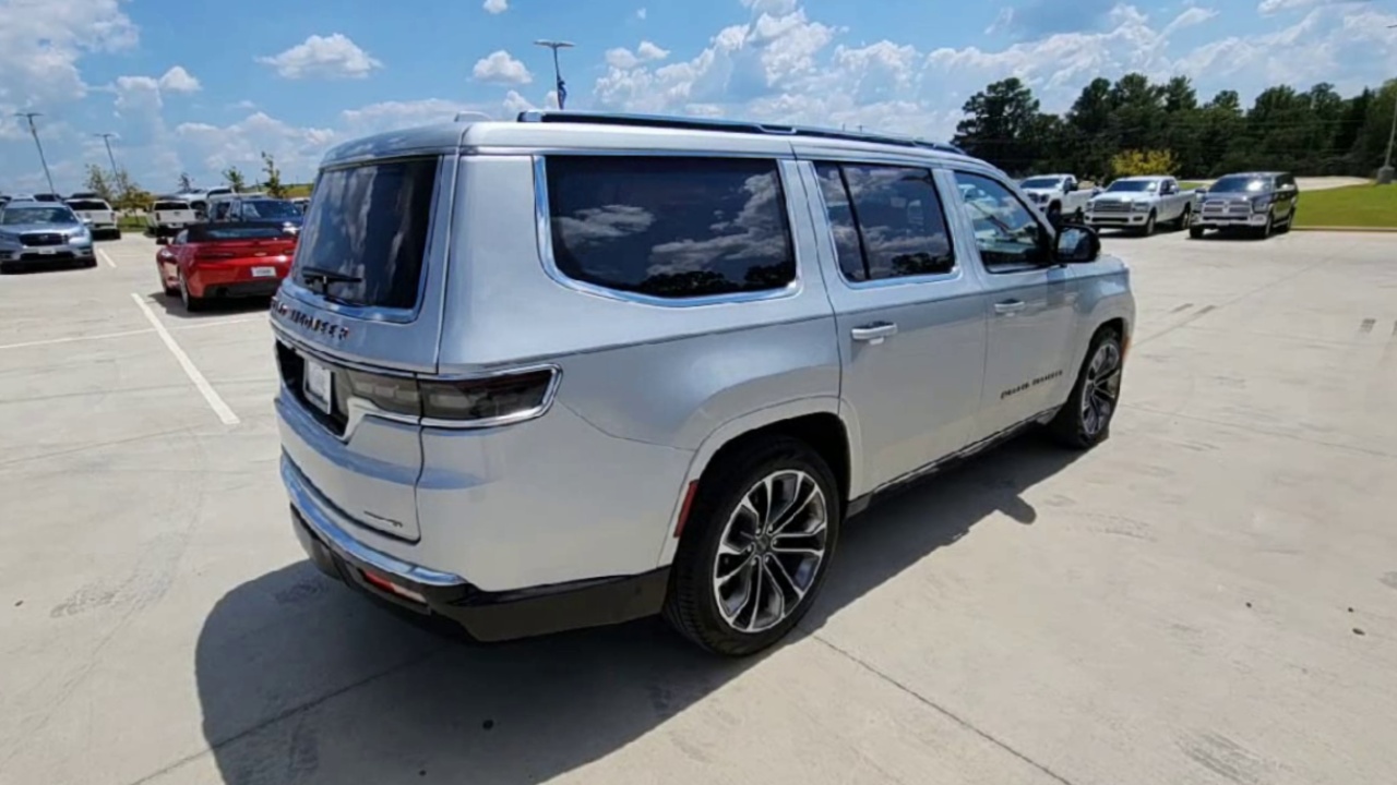 2023 Jeep Grand Wagoneer III photo 31