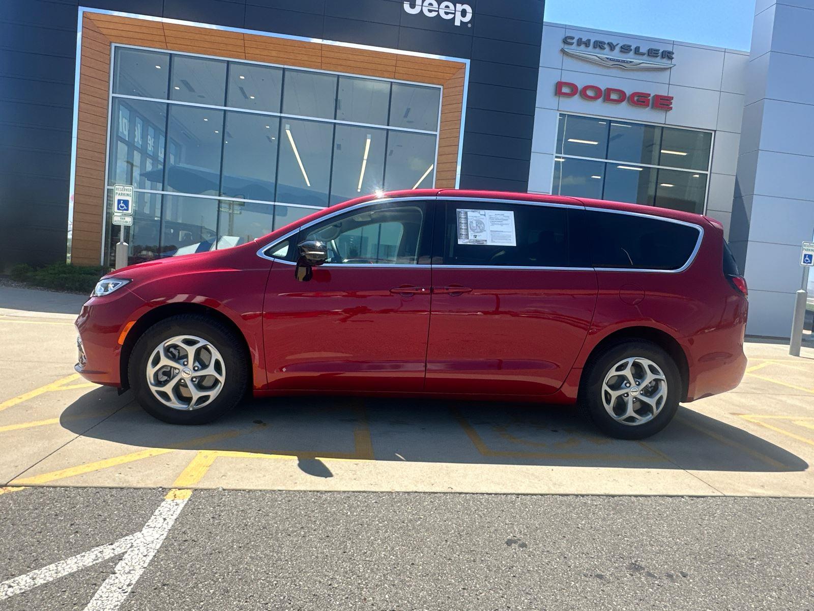 Used 2024 Chrysler Pacifica Limited with VIN 2C4RC3GG1RR202917 for sale in Kansas City