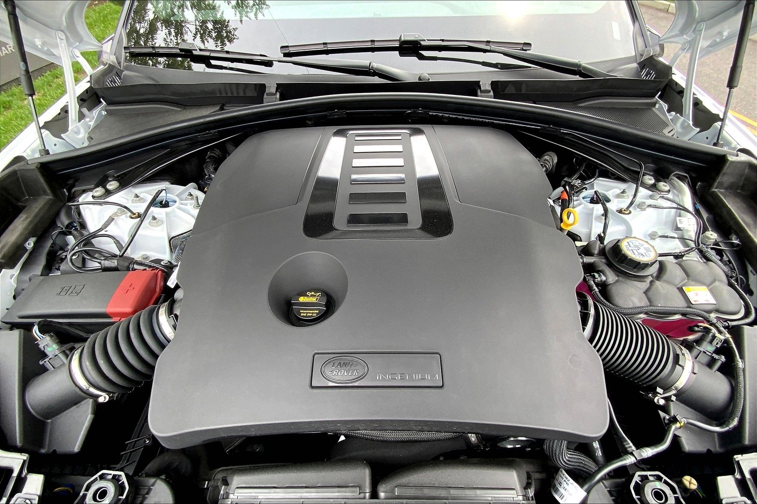 2026 Land Rover Range Rover Velar SE photo 11