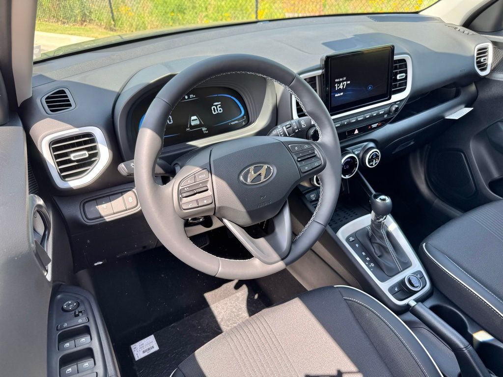 2025 Hyundai Venue Limited photo 2
