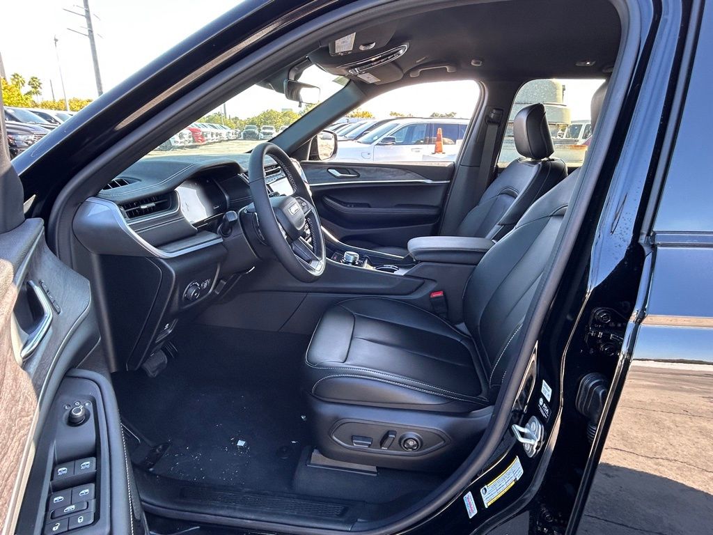 2025 Jeep Grand Cherokee Limited photo 9