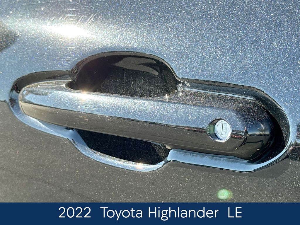 2022 Toyota Highlander LE photo 4