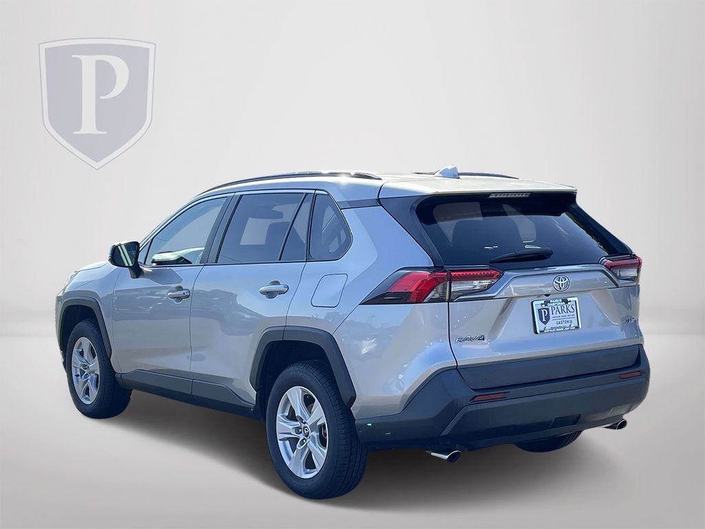 2020 Toyota RAV4 XLE photo 5