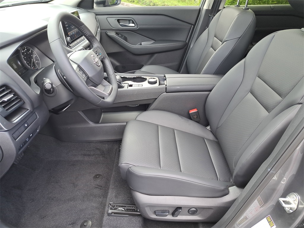 2026 Nissan Rogue SV photo 18