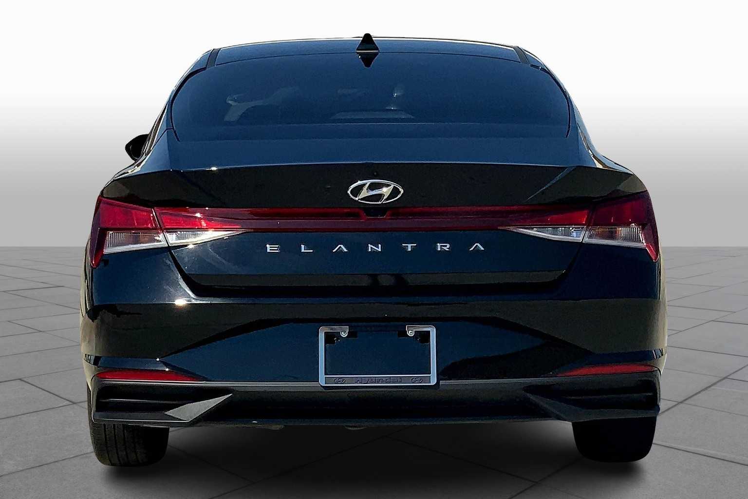 2023 Hyundai Elantra SEL photo 4