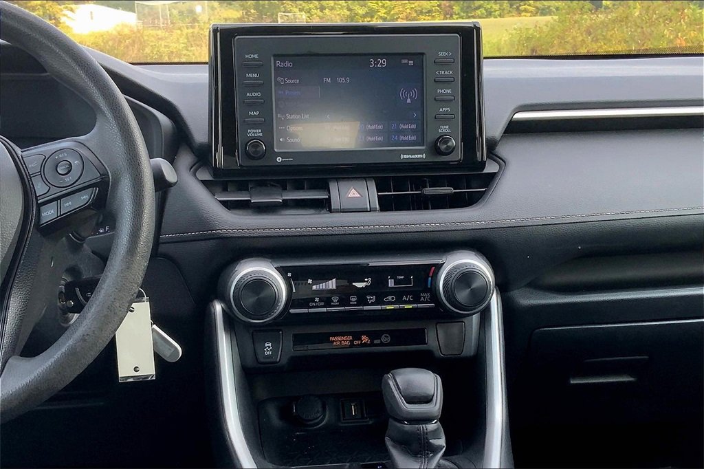 2021 Toyota RAV4 LE photo 5