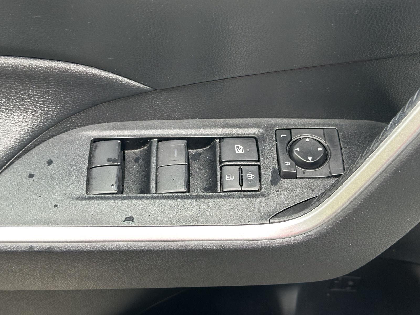 2022 Toyota RAV4 LE photo 12
