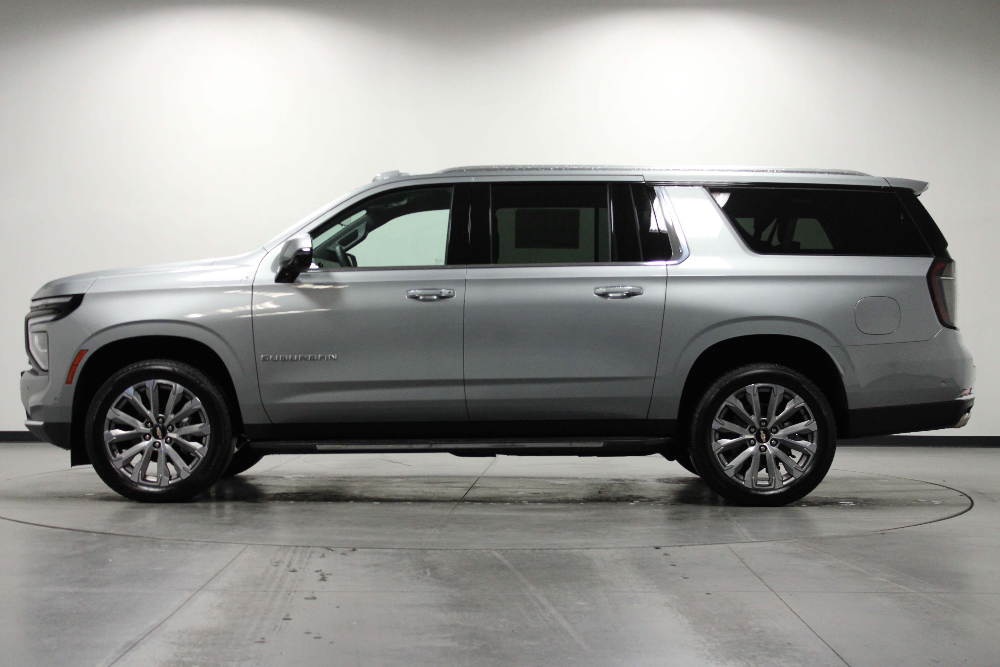 2025 Chevrolet Suburban High Country photo 4