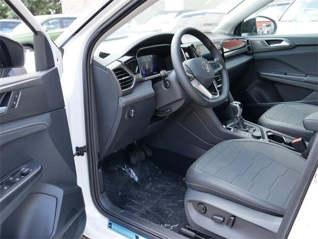 2025 Volkswagen Taos SE photo 4