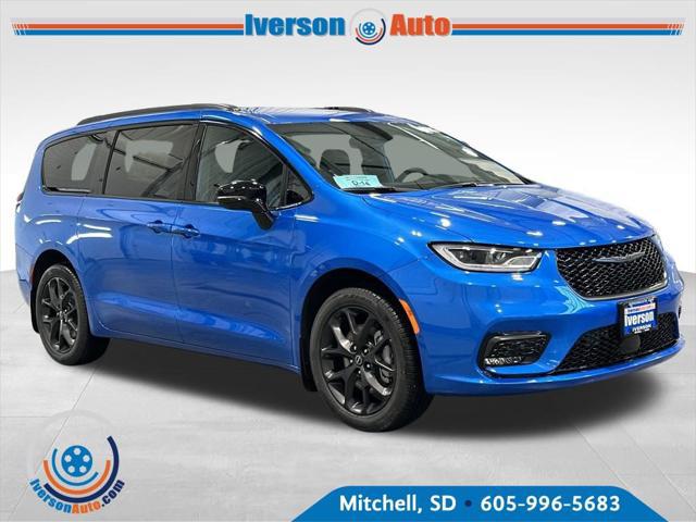 2026 Chrysler Pacifica Select's photo