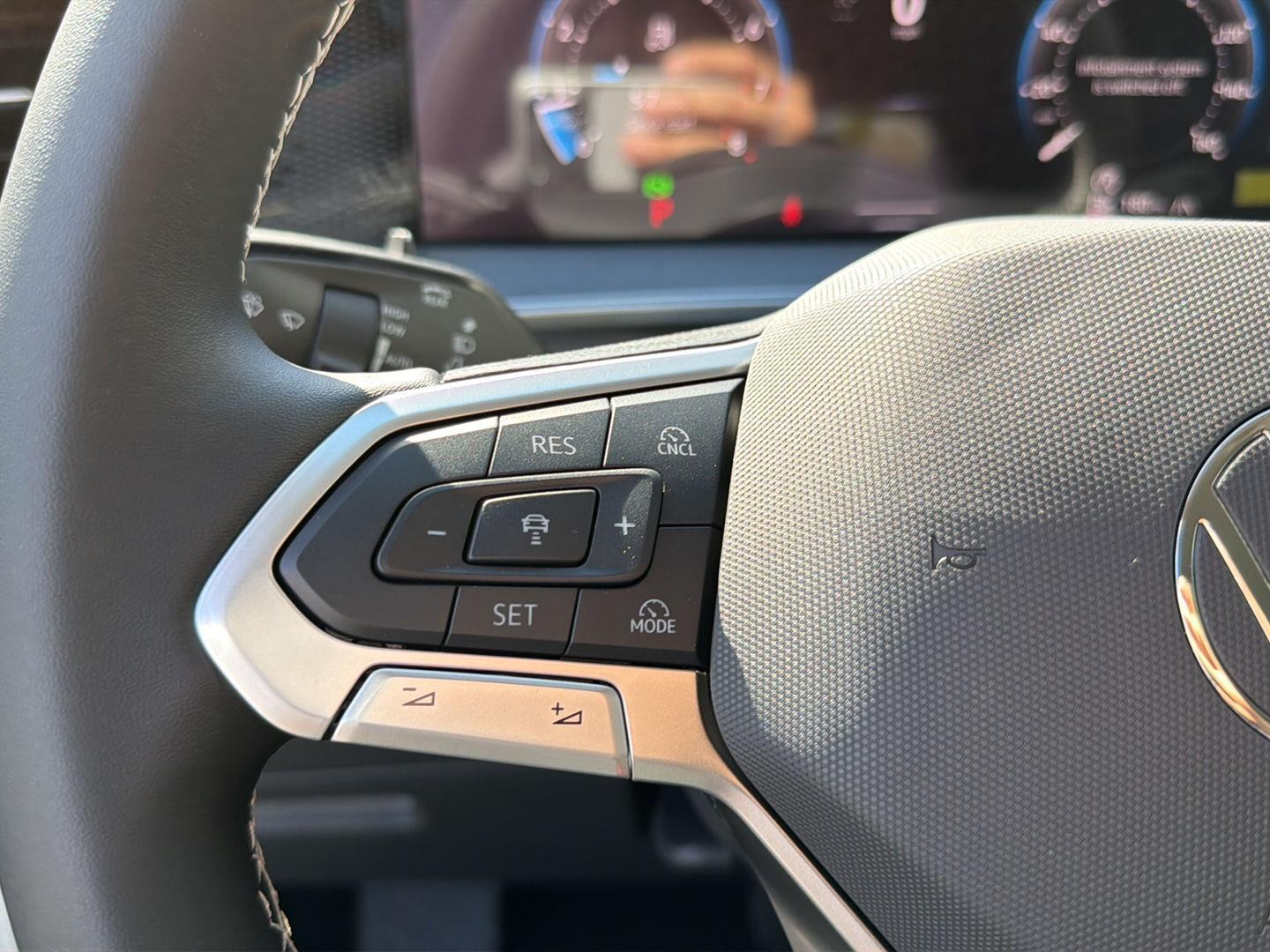 2025 Volkswagen Tiguan SE photo 11