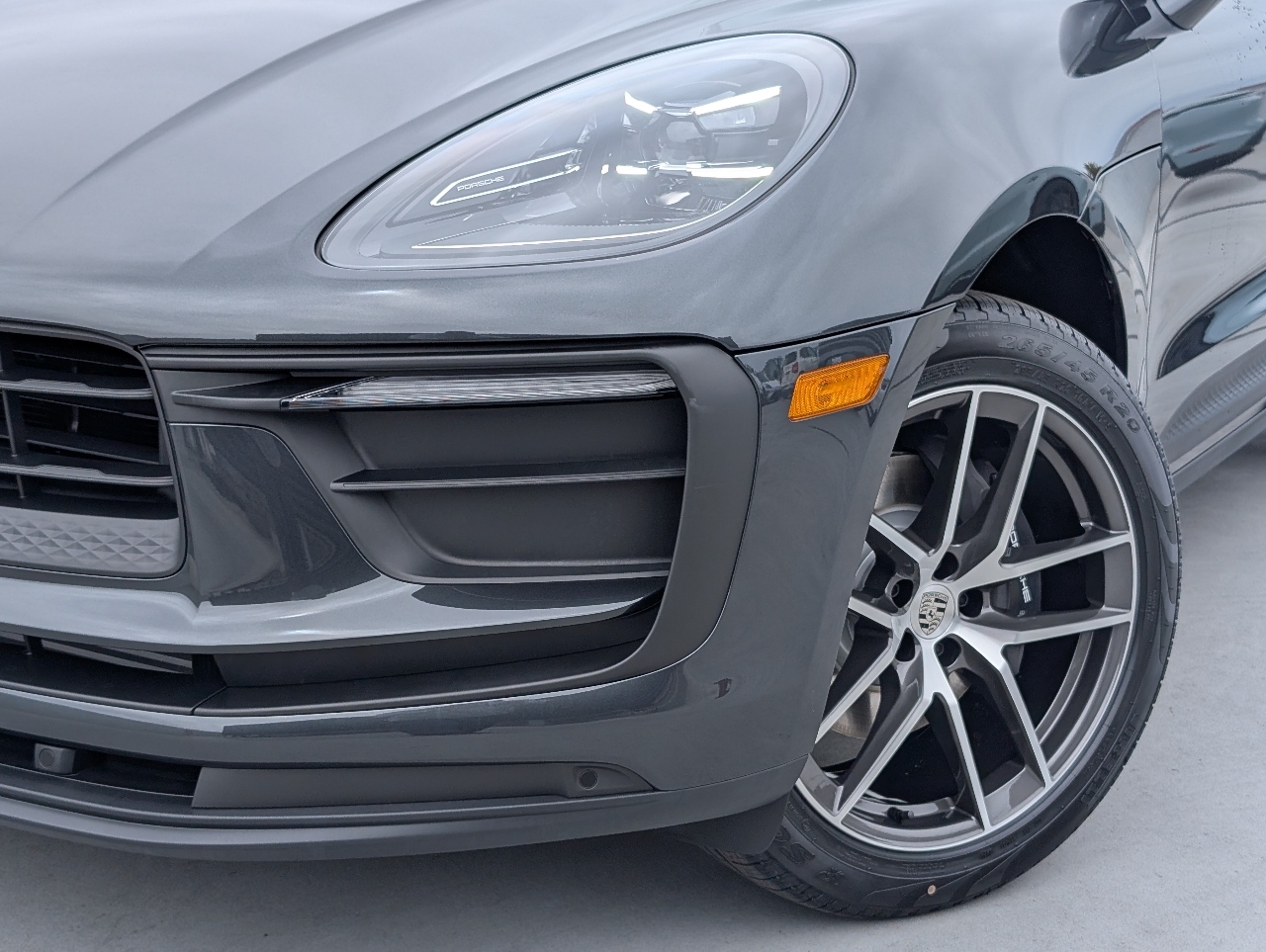 2025 Porsche Macan T photo 9