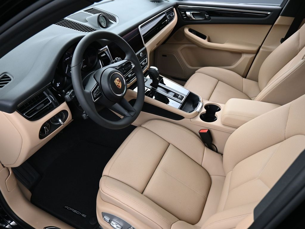 2025 Porsche Macan T photo 3