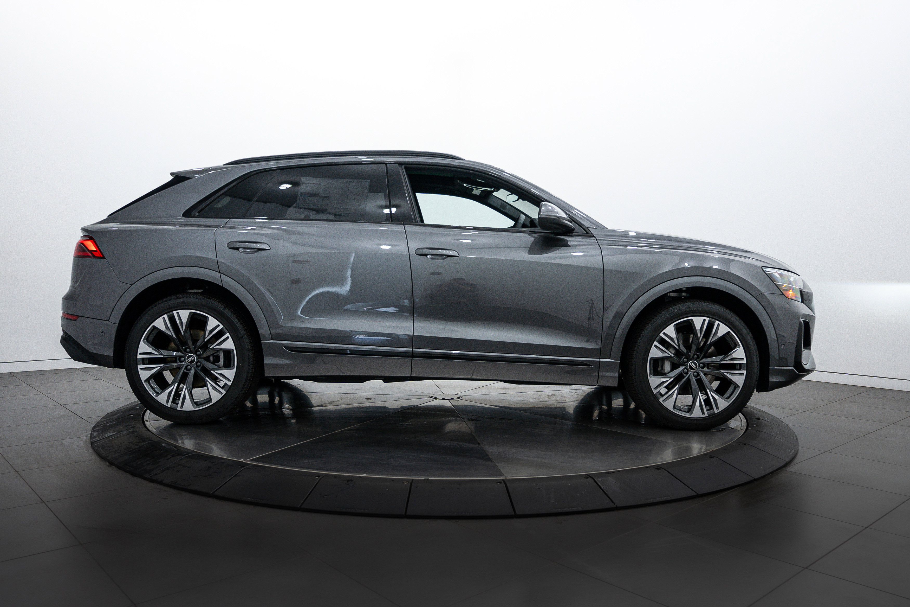 2025 Audi Q8 Premium Plus photo 3