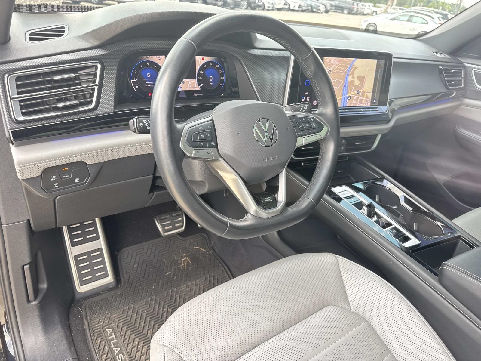 2024 Volkswagen Atlas Cross Sport SEL R-Line photo 16