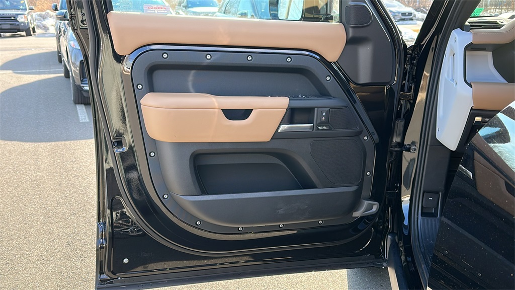 2025 Land Rover Defender 110 X-Dynamic SE photo 8
