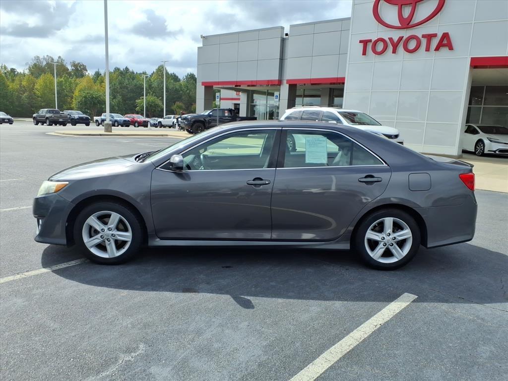 2014 Toyota Camry SE photo 2