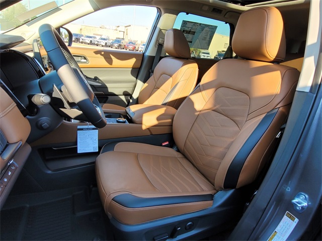 2025 Nissan Pathfinder Platinum photo 9