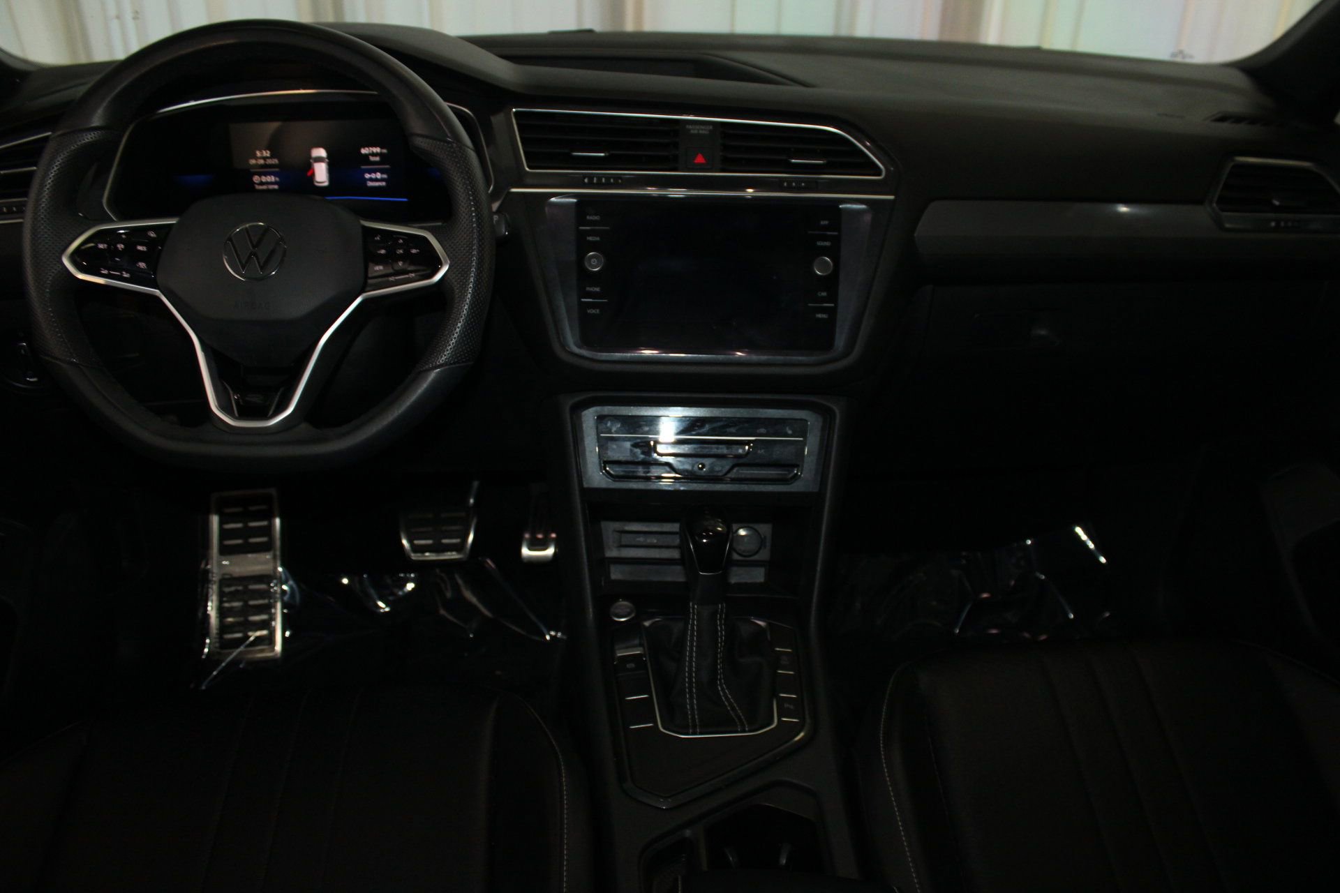 2022 Volkswagen Tiguan SE R-Line Black photo 25