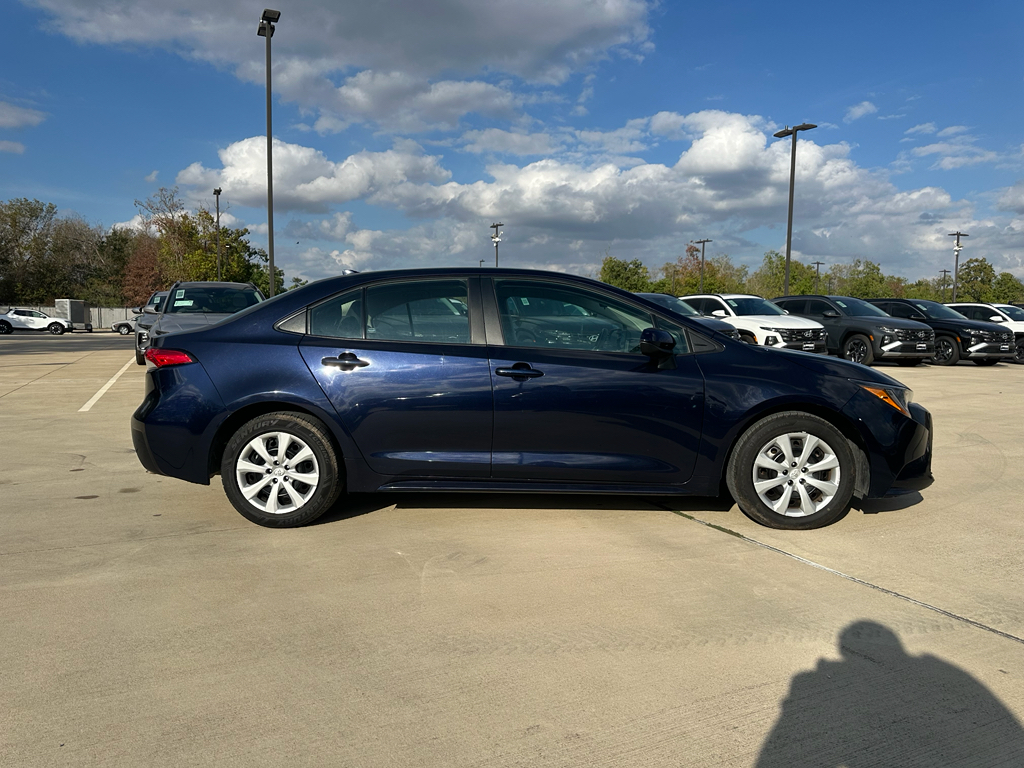 2022 Toyota Corolla LE photo 3