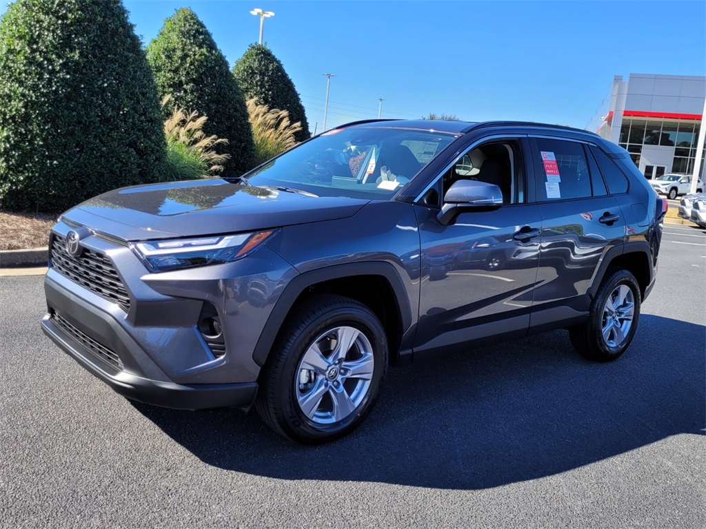 2025 Toyota RAV4 XLE photo 3