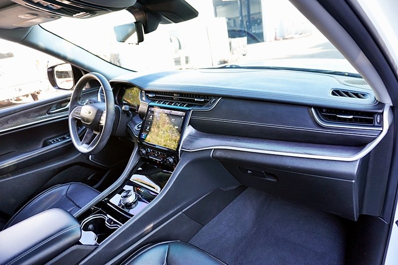 Used 2023 White Jeep Limited image 9