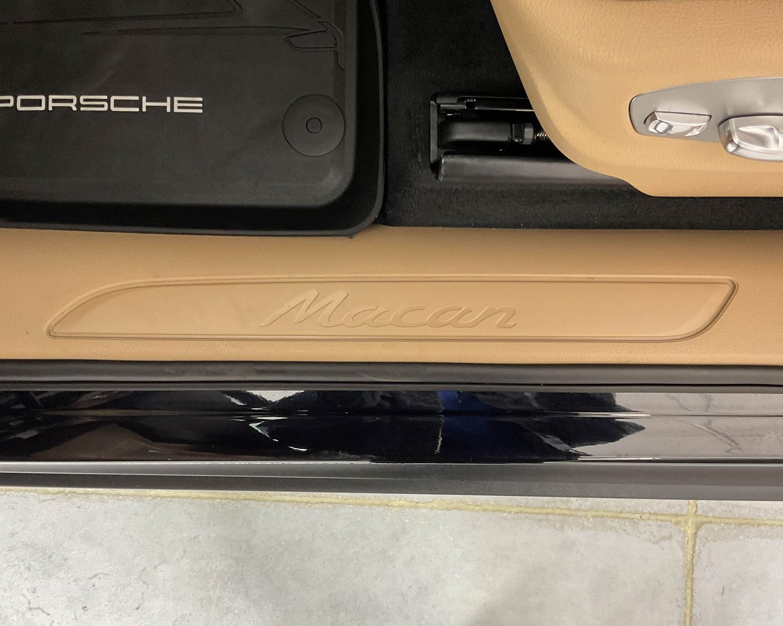 2024 Porsche Macan T photo 14