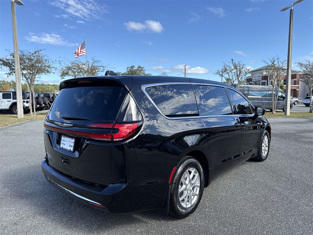 2026 Chrysler Pacifica photo 3