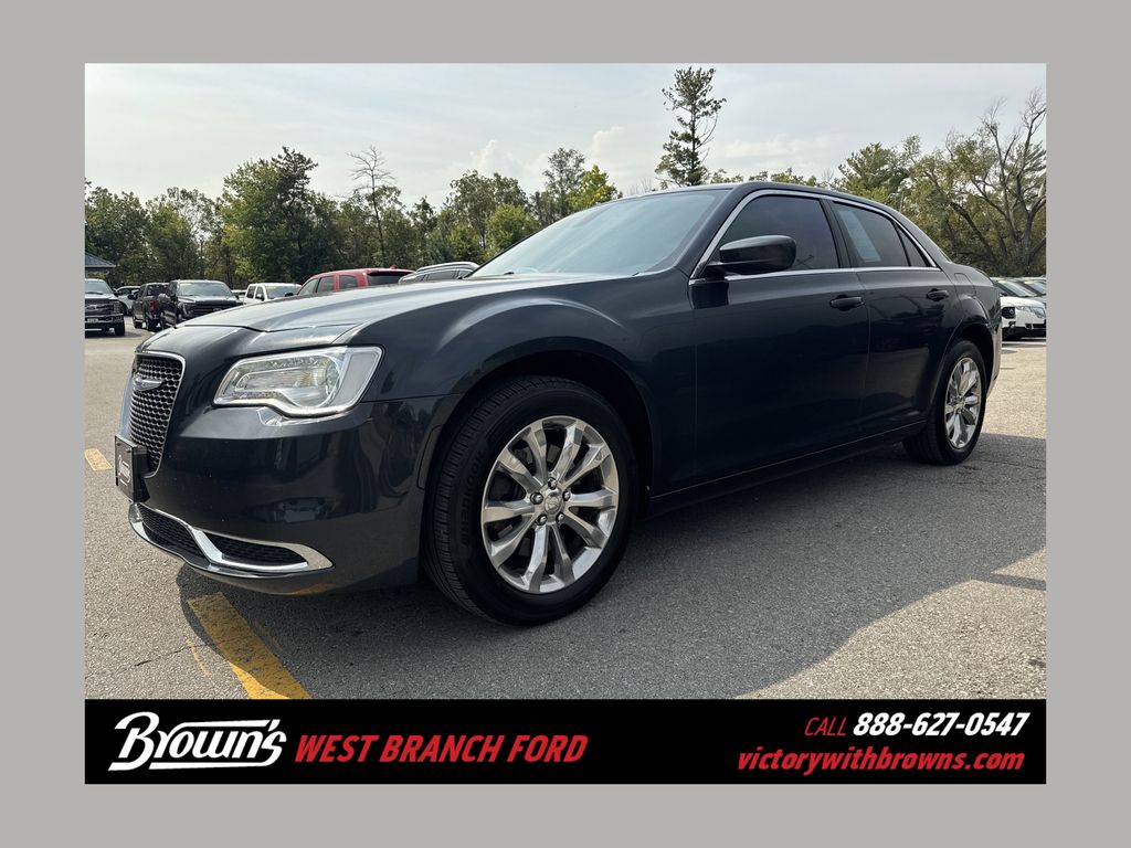 2018 Chrysler 300 Touring's photo