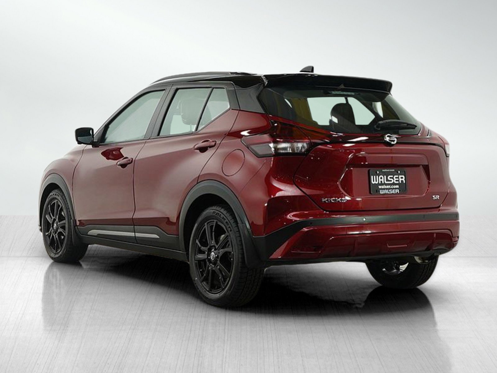 2021 Nissan Kicks SR photo 2