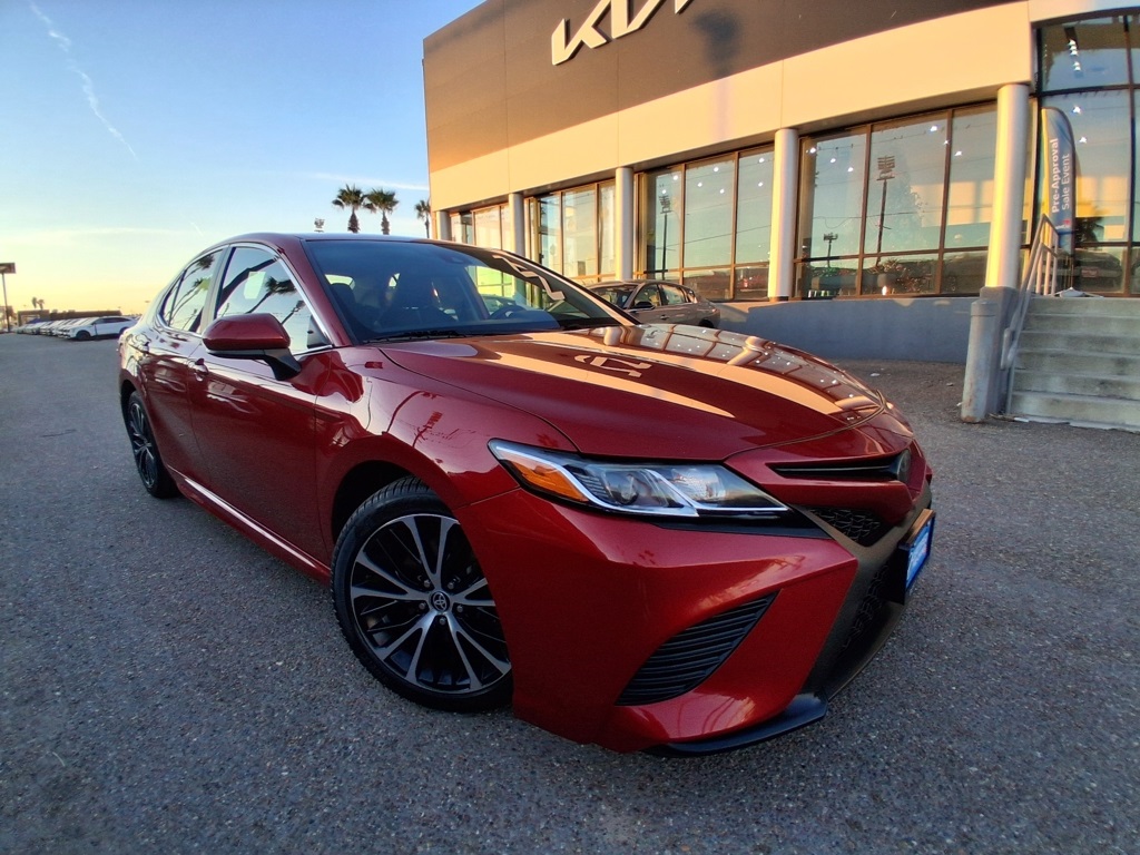 2020 Toyota Camry SE's photo
