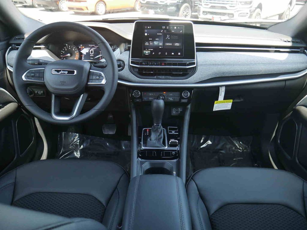 2025 Jeep Compass Latitude photo 4