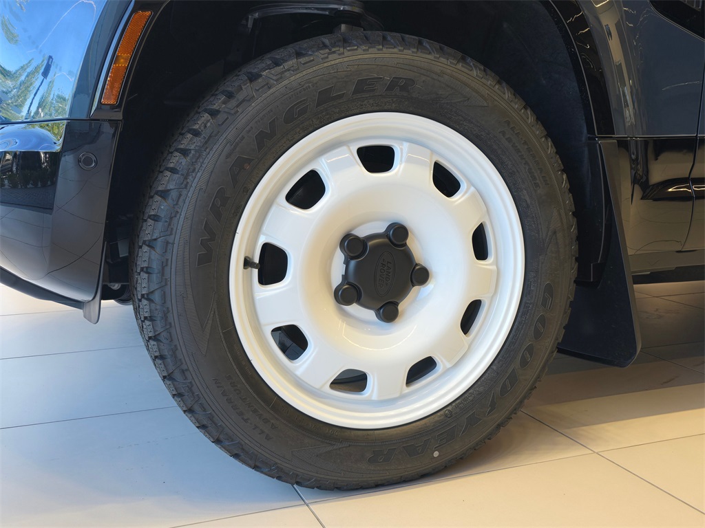 2025 Land Rover Defender 110 S photo 2