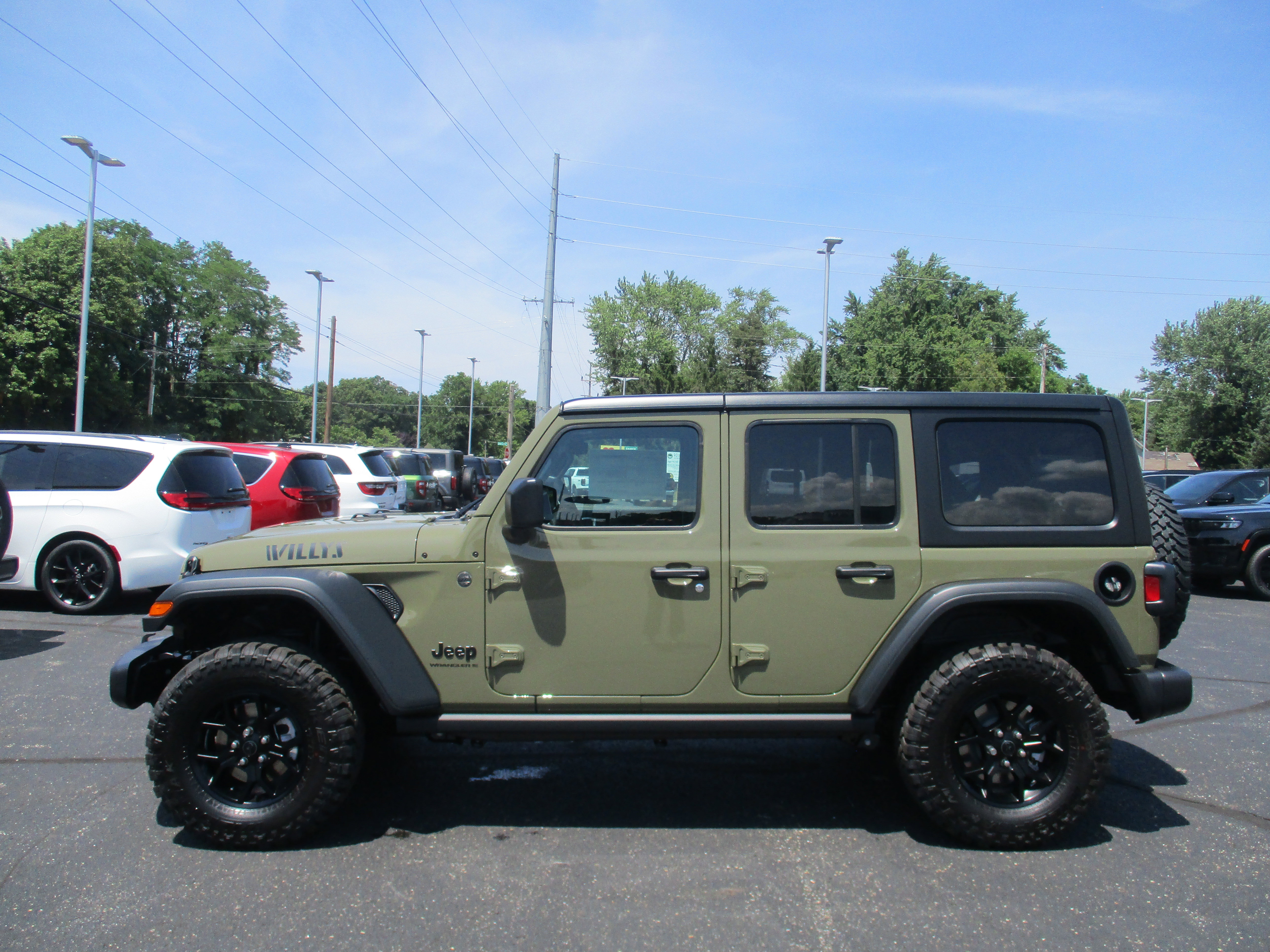 2025 Jeep Wrangler Willys photo 9