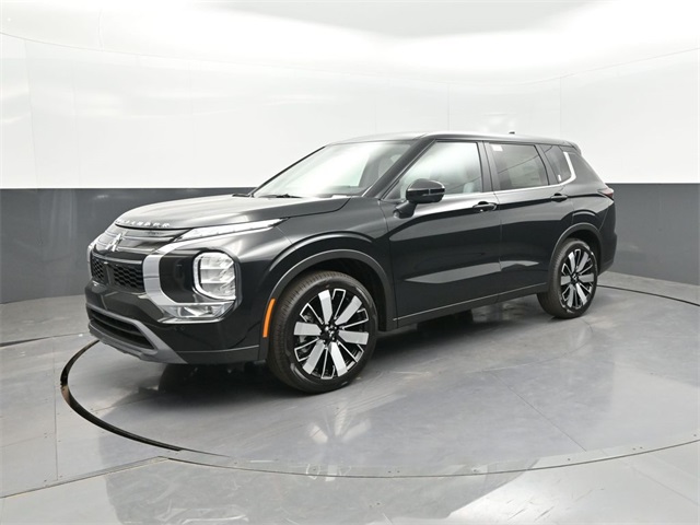 2025 Mitsubishi Outlander SE's photo