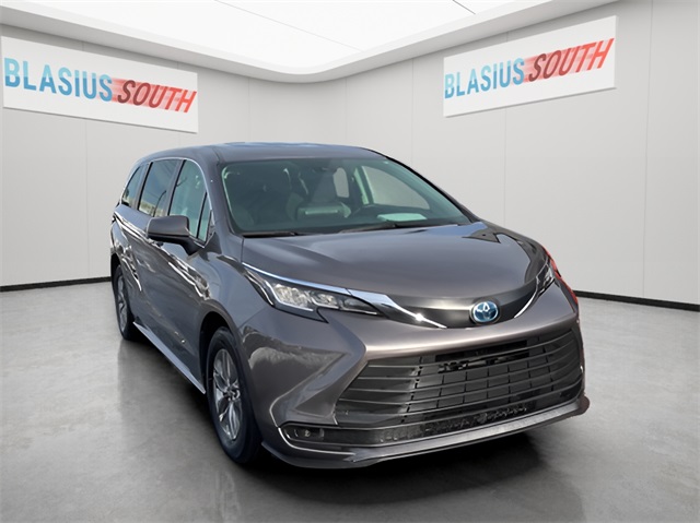 2022 Toyota Sienna LE's photo
