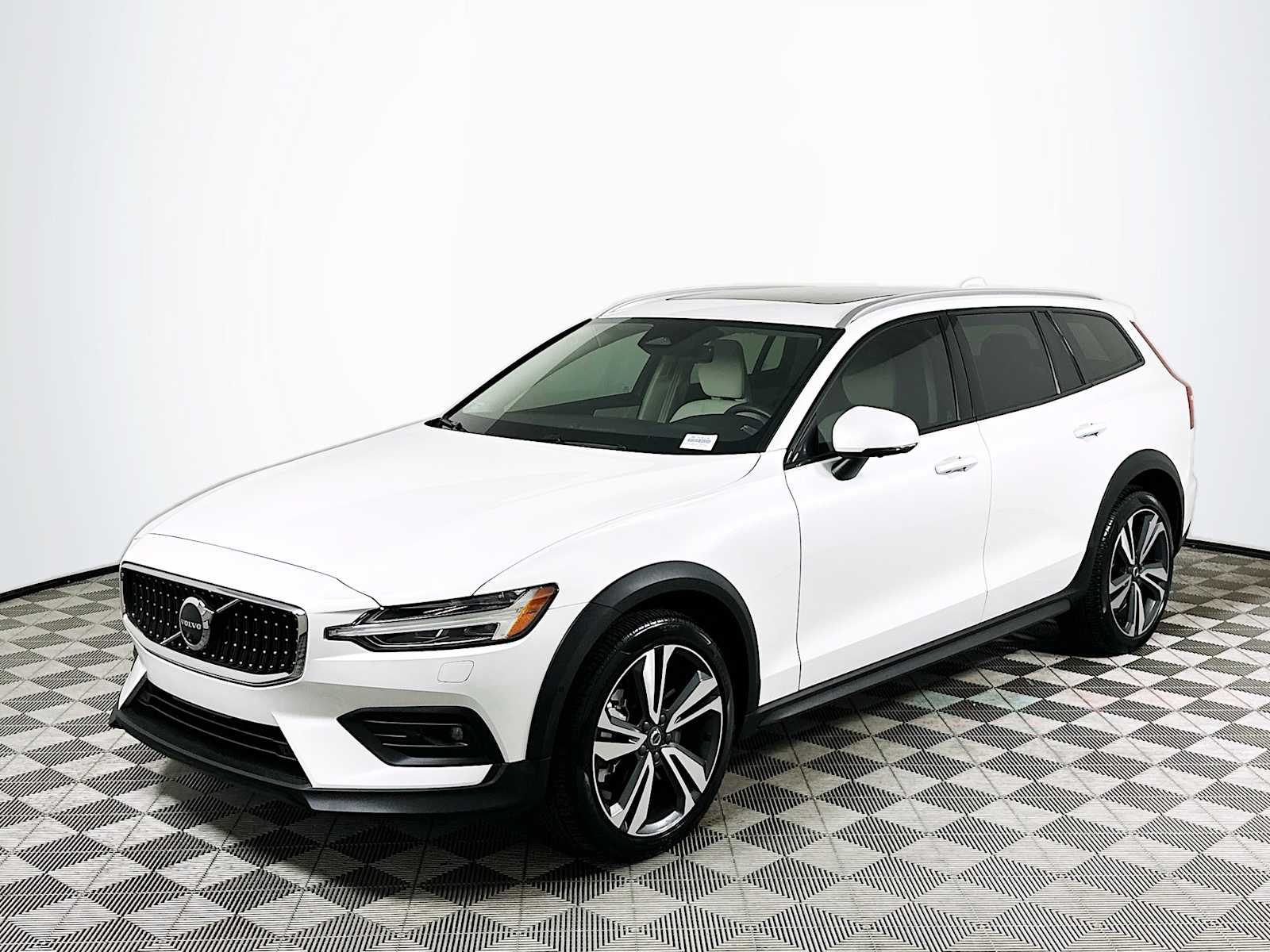 2025 Volvo V60 Cross Country B5 AWD Plus photo 3