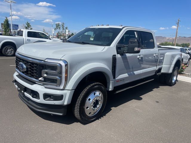 2025 Ford F-450 photo 2