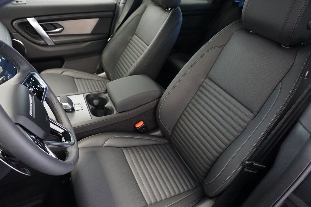 2025 Land Rover Discovery Sport SE photo 18