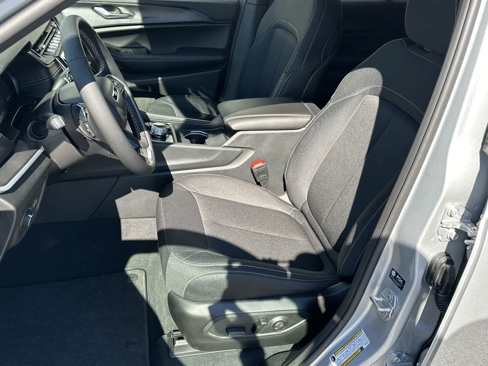 2025 Jeep Grand Cherokee Laredo X photo 9