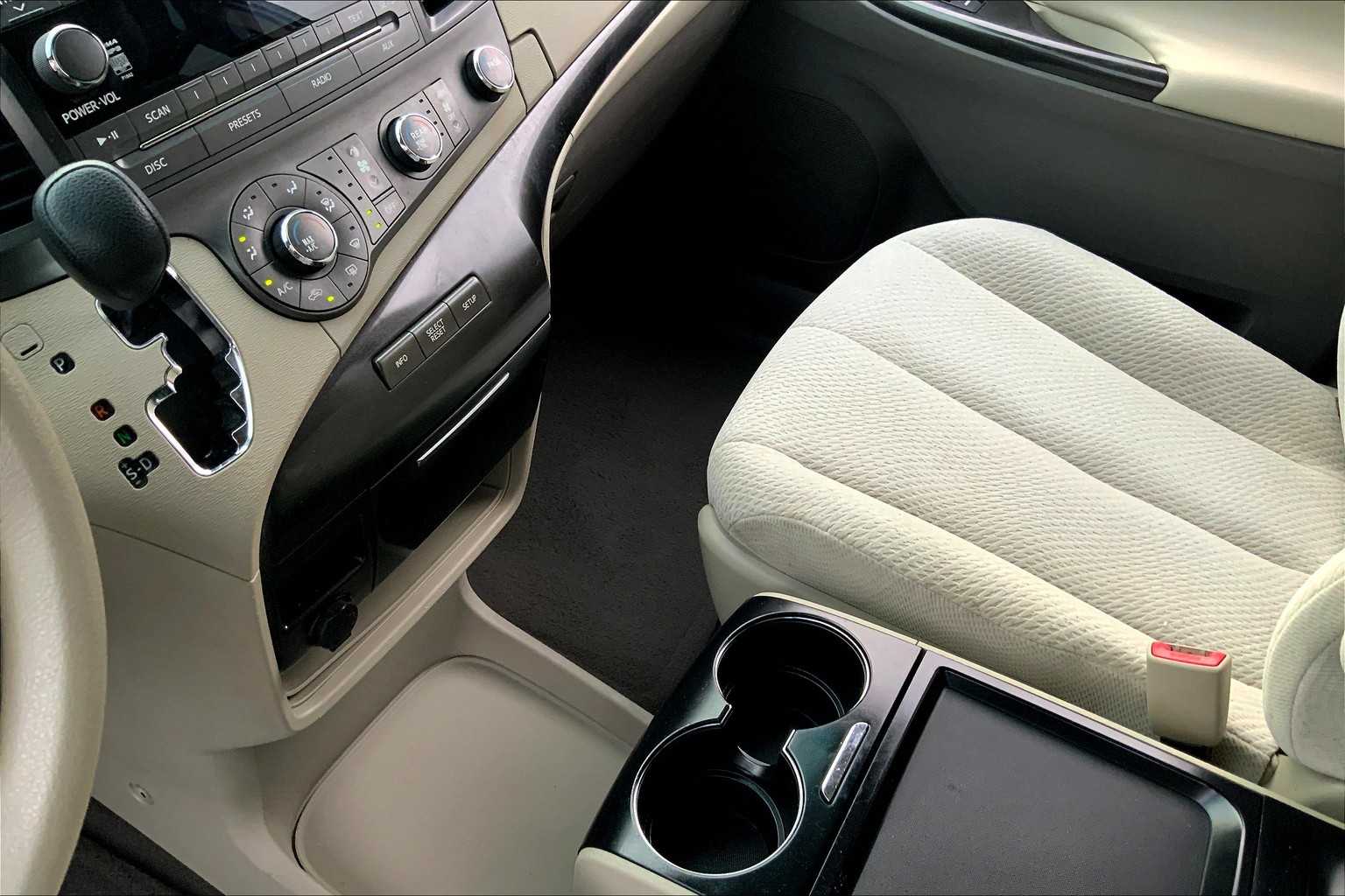 2011 Toyota Sienna LE photo 16