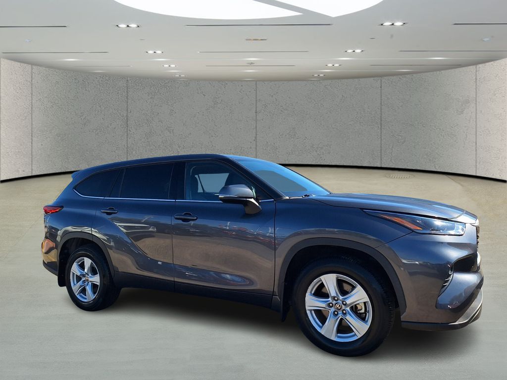 2021 Toyota Highlander LE photo 3