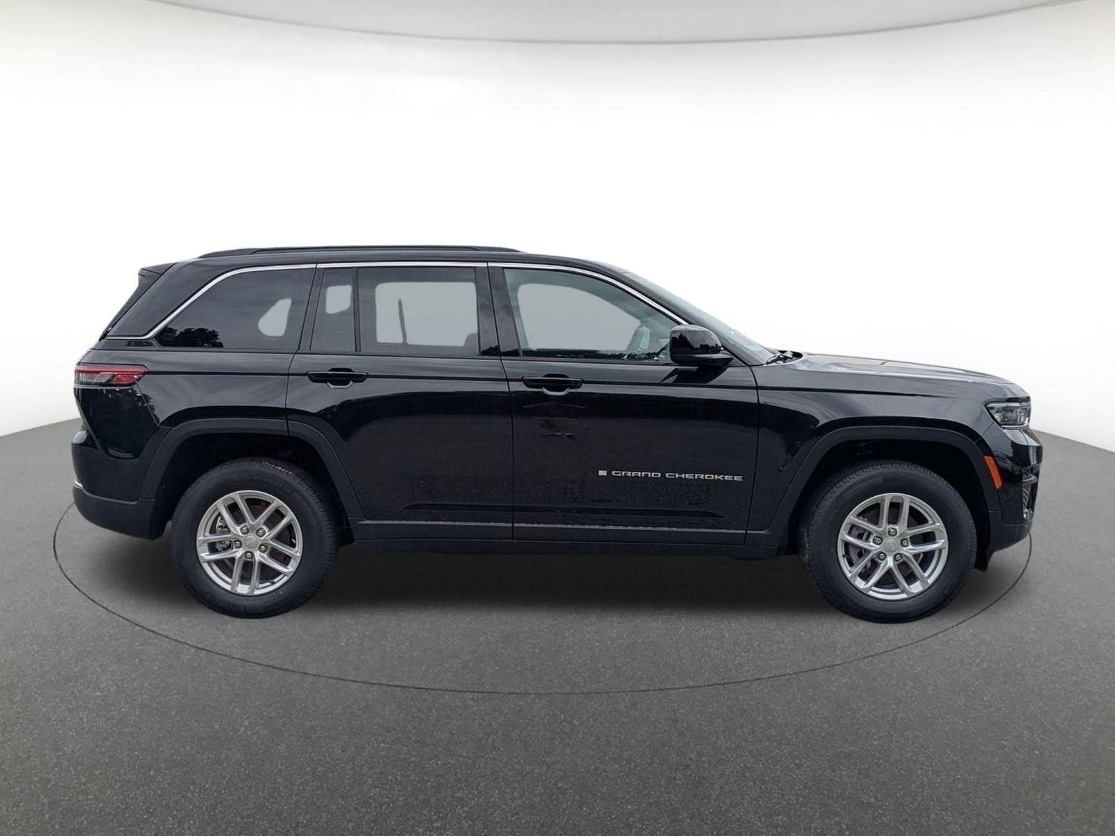 2025 Jeep Grand Cherokee Laredo X photo 2