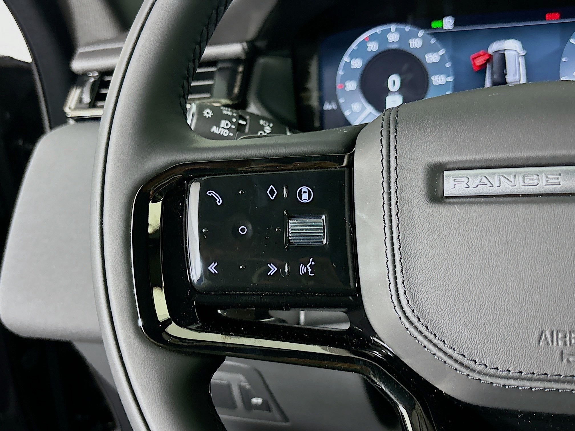 2026 Land Rover Range Rover Velar SE photo 7