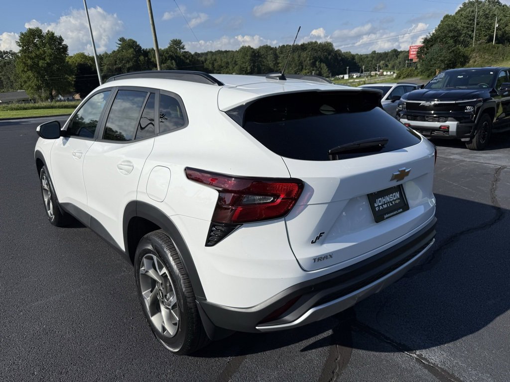 2025 Chevrolet Trax LT photo 23