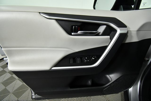 2021 Toyota RAV4 Hybrid XLE photo 20