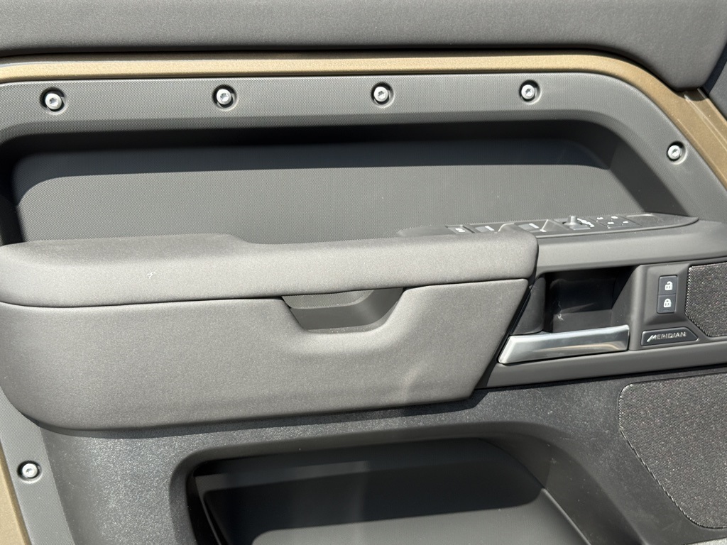 2025 Land Rover Defender 110 S photo 9